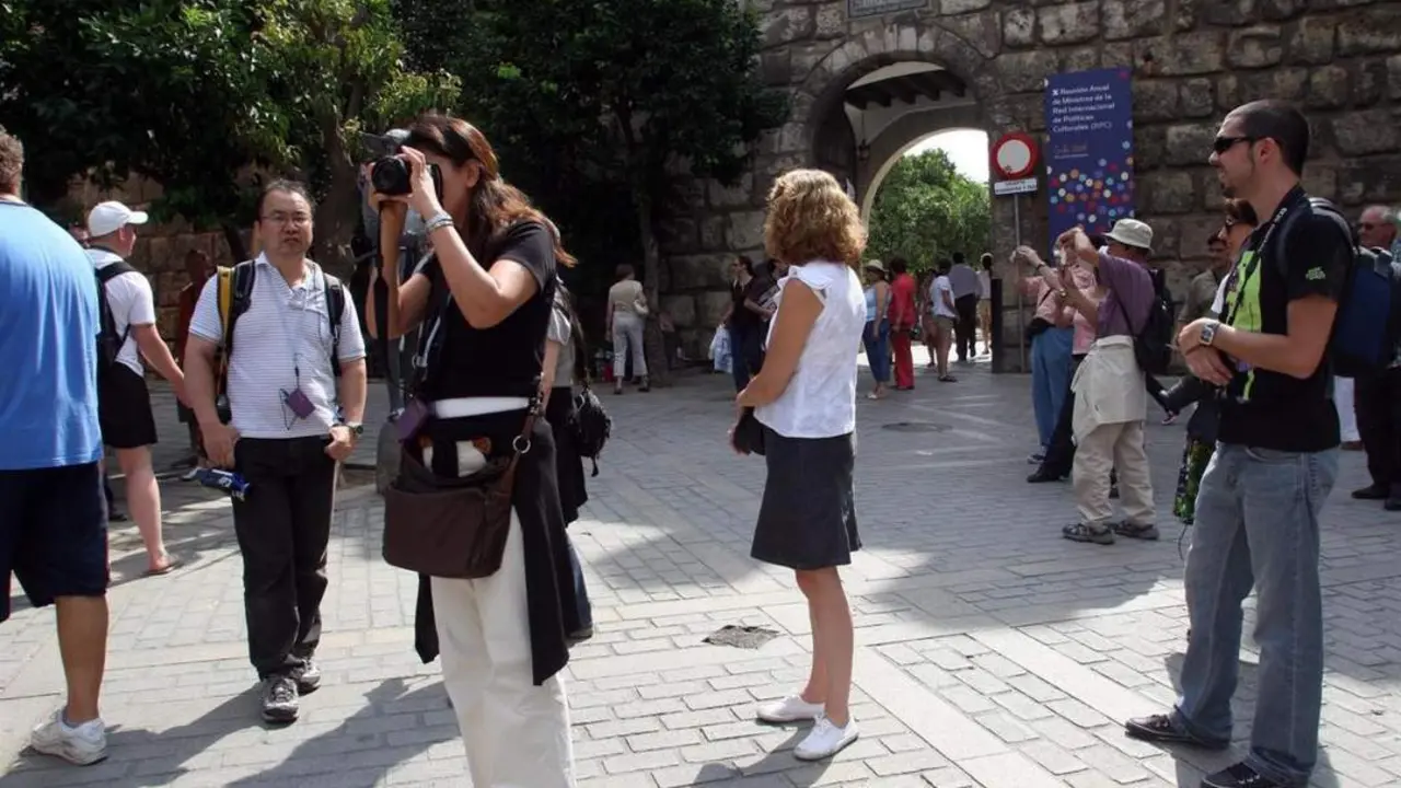 Turistas en el entorno del Alc&aacute;zar. - EP