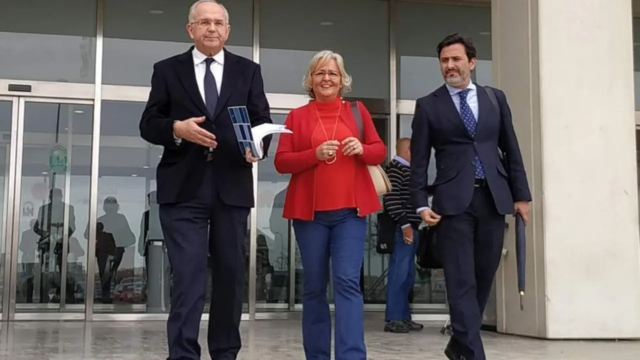 La edil del PP Teresa Porras y su abogado a la salida del juzgado. - ep