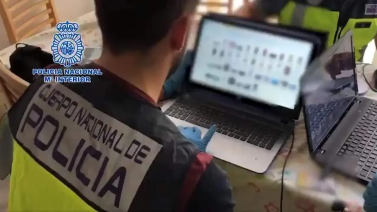 Polic&iacute;a nacional. - VM