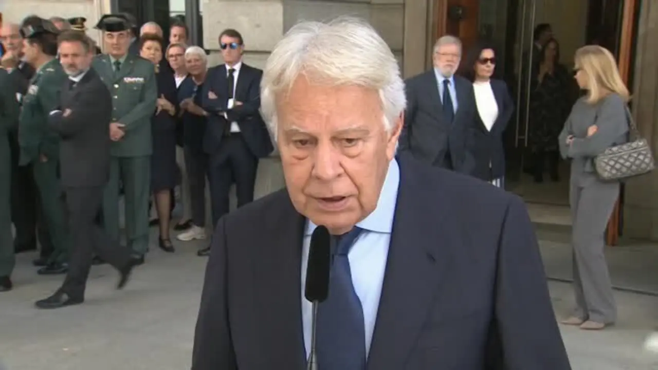 Felipe Gonz&aacute;lez despide con l&aacute;grimas a Rubalcaba
