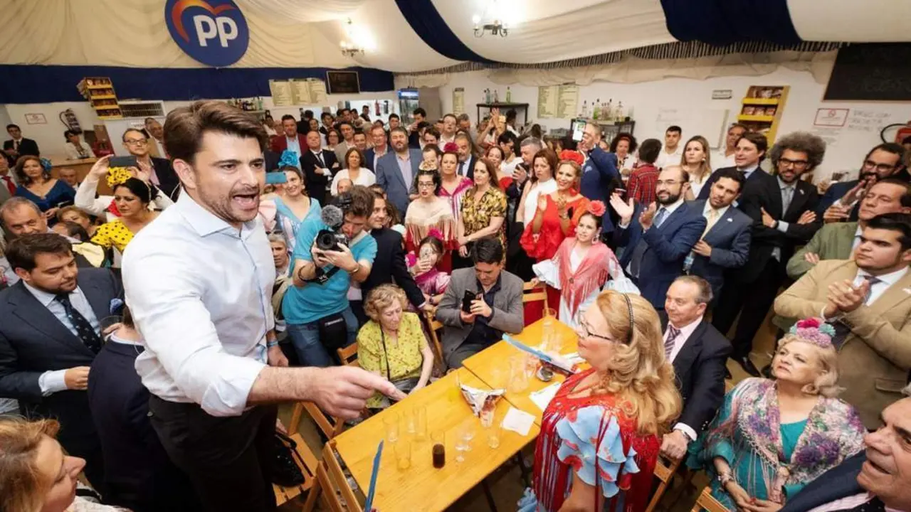 Beltr&aacute;n en la caseta del PP, inaugurando la campa&ntilde;a electoral. - Efe