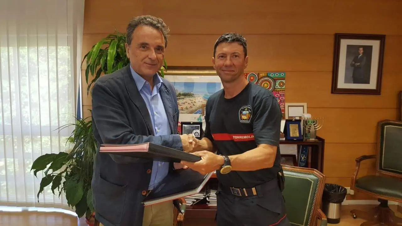 El alcalde de Torremolinos, Jos&eacute; Ortiz, y uno de los organizadores, tras firmar el acuerdo. - V.M.
