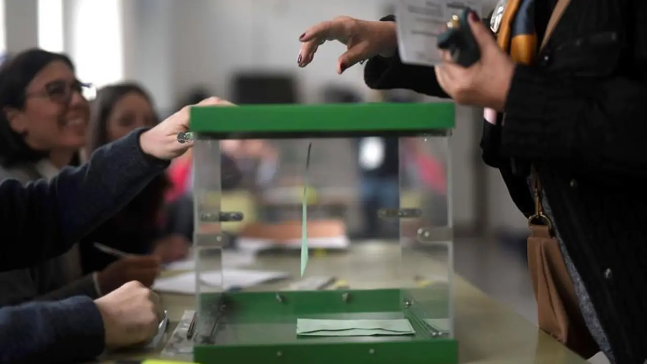 Urna verde de las elecciones auton&oacute;micas. - EFE