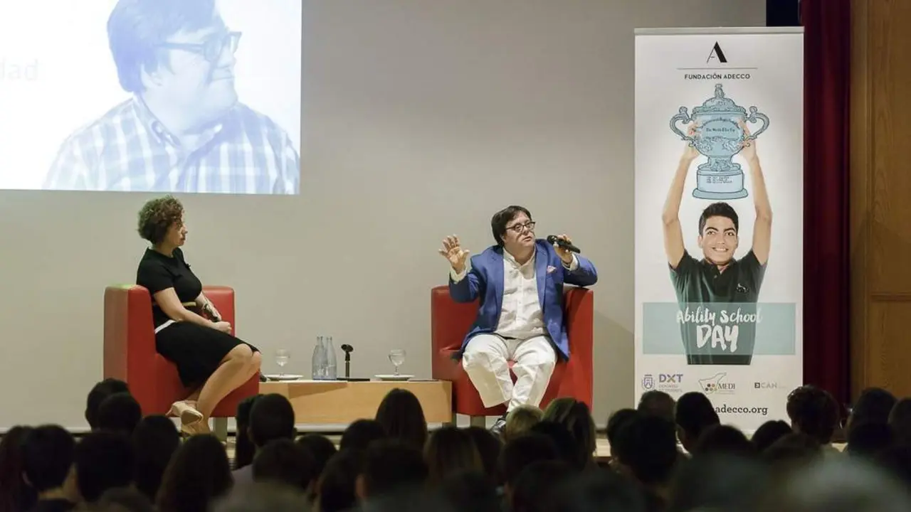 Pineda imparte una conferencia. - VM