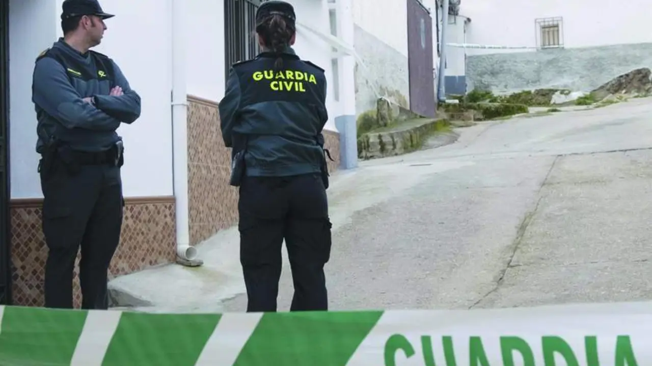 Miembros de la Guardia Civil ante la casa de Laura Luelmo. - EFE
