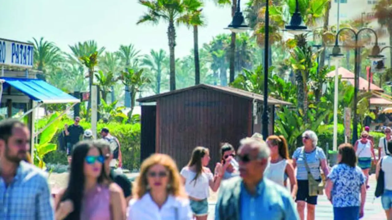 Vecinos y visitantes pasean por La Carihuela. - ROHU