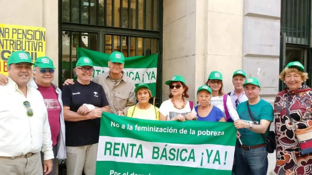 Concentraci&oacute;n de &lsquo;Los lunes al Sol&rsquo; del colectivo Renta B&aacute;sica. - olmedilla