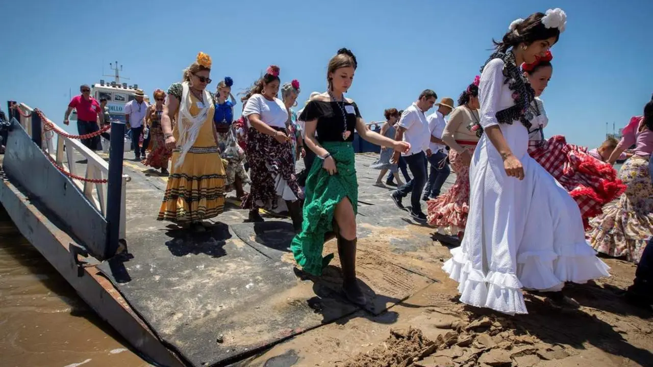Rocieros gaditanos desembarcando en la playa de Malandar. - Informaci&oacute;n.
