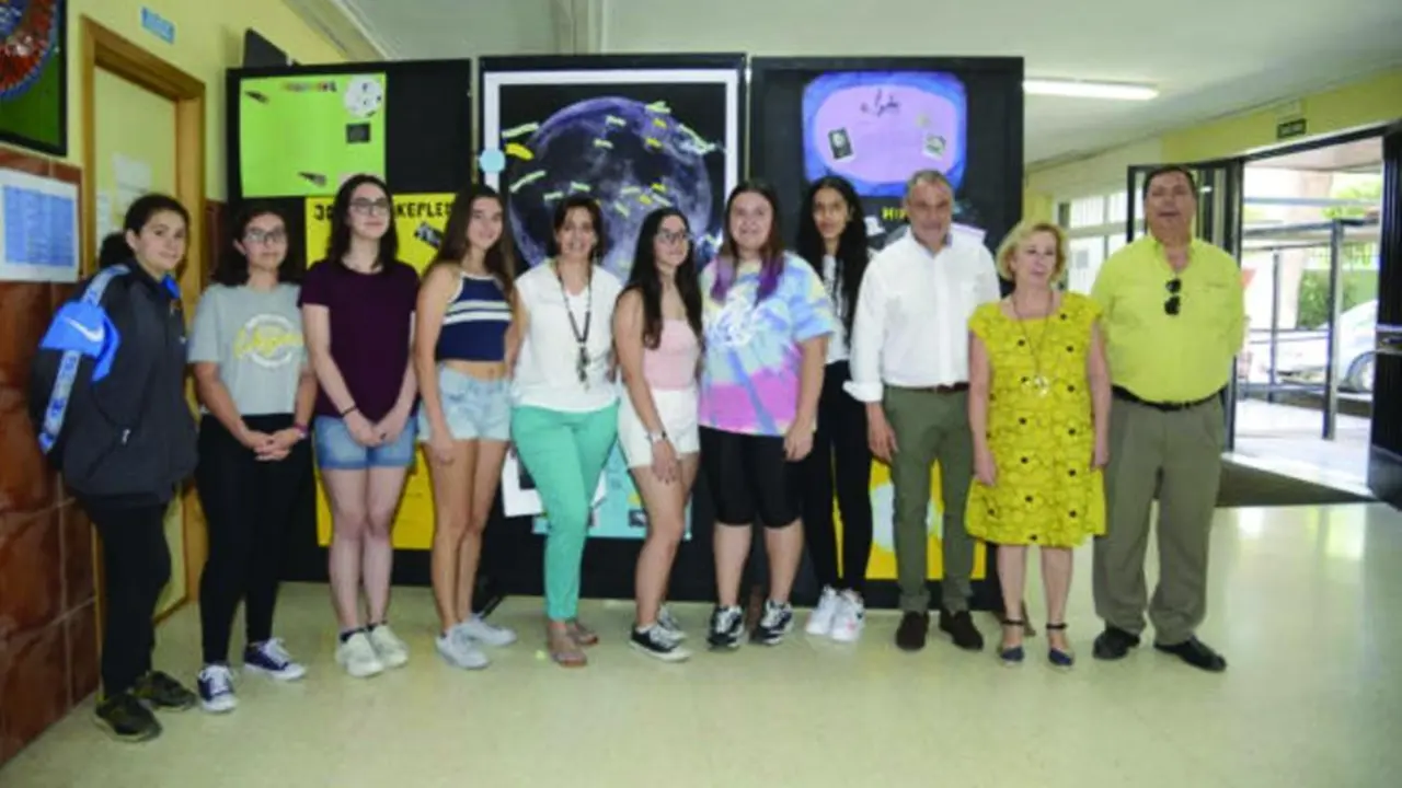 Presentaci&oacute;n de la exposici&oacute;n con el edil de Educaci&oacute;n, antiguo profesor del centro. - V.M.