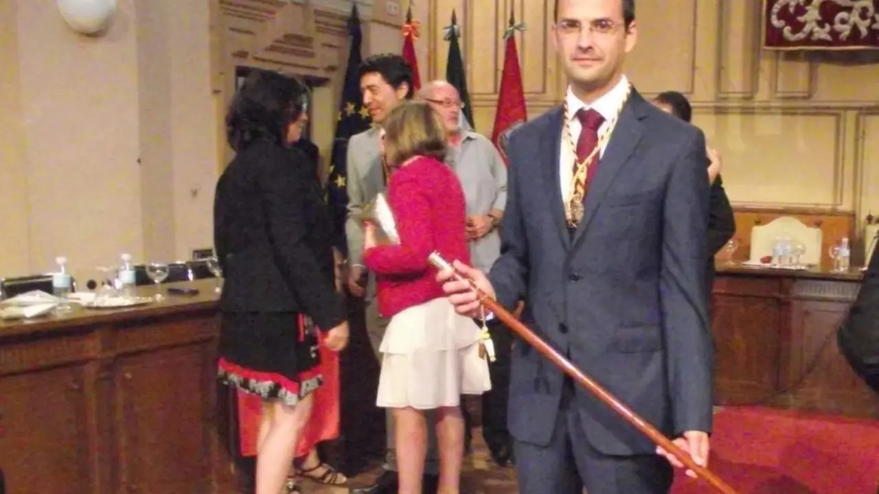 El socialista V&iacute;ctor Mora, en 2015, en el Pleno de constituci&oacute;n del Ayuntamiento de Sanl&uacute;car - Ra&uacute;l J. Bustillos