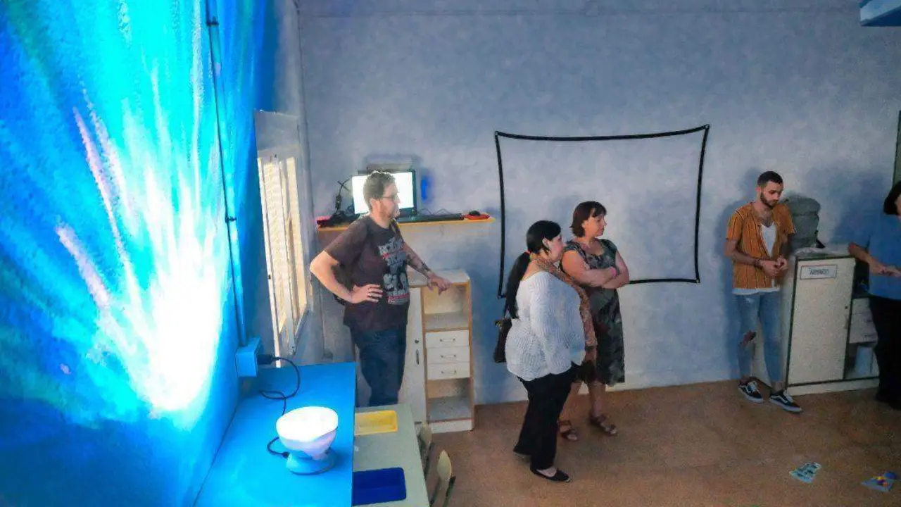 Visita de Ana Fern&aacute;ndez al aula multisensorial puesto en marcha en el CEIP Tierno Galv&aacute;n. - 
