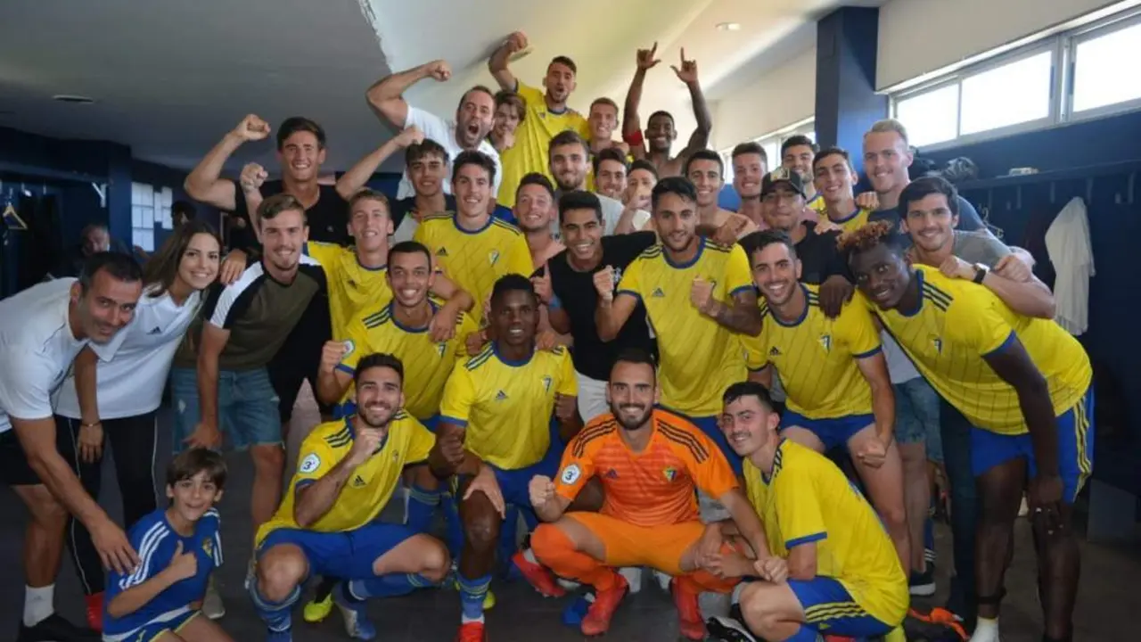 El filial celebrando la victoria - C&aacute;diz CF