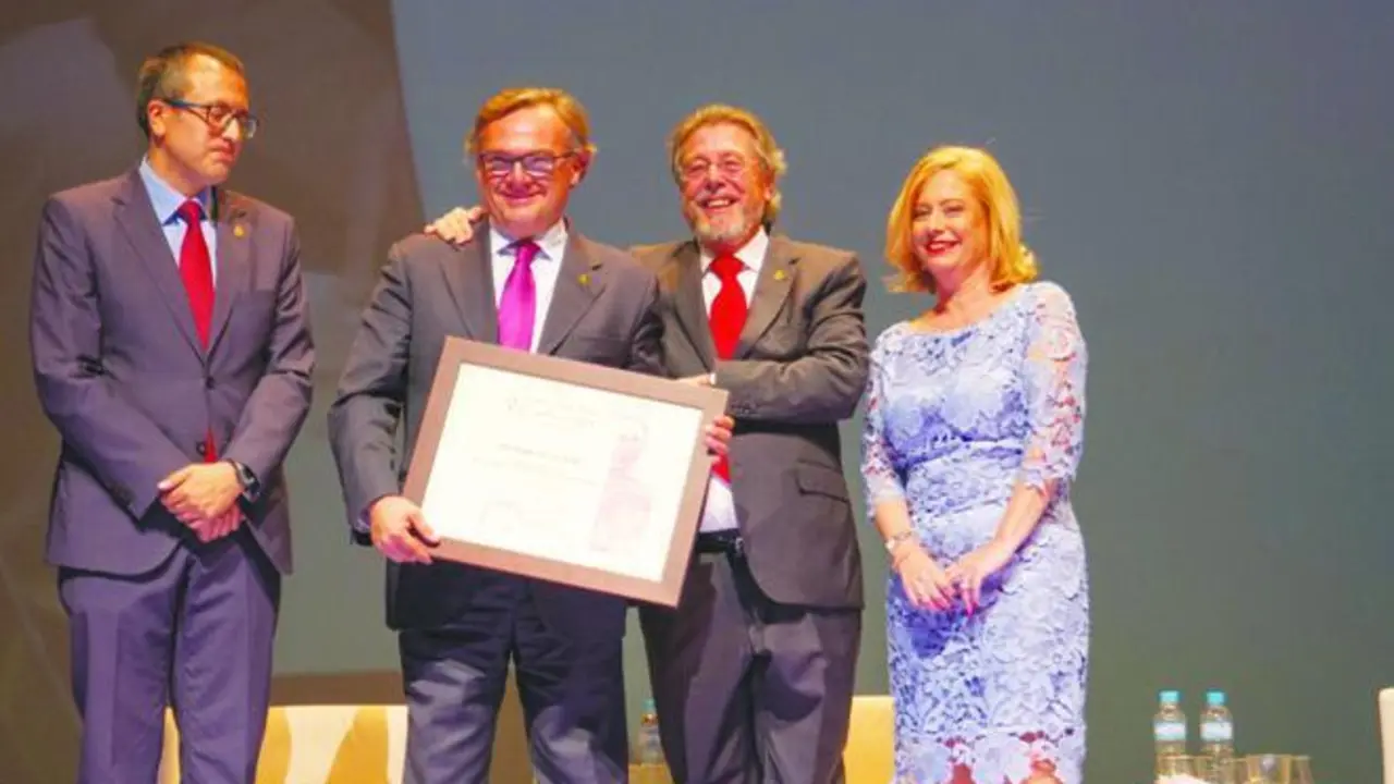 Entrega del reconocimiento. - VM