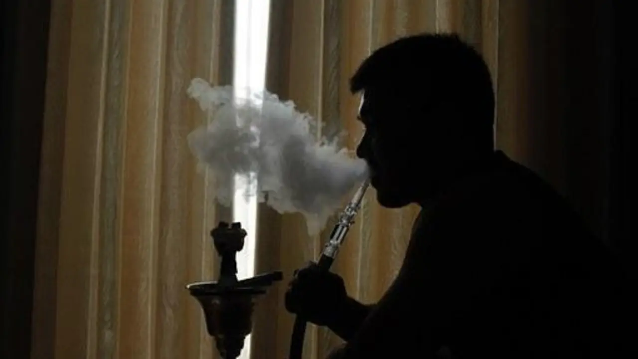 Imagen de un joven fumando cachimba.-A.I - 