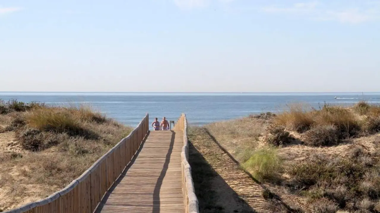 Turistas en la Costa onubense.  - VH