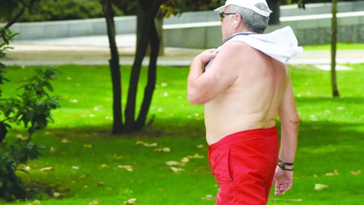 HOMBRE DESCAMISADO ANTE EL CALOR.  - VM