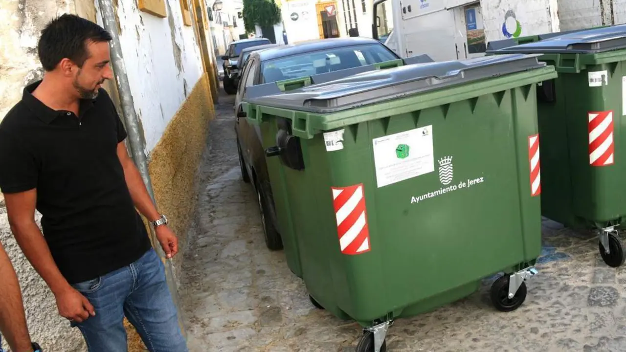 Jos&eacute; Antonio D&iacute;az, revisando contenedores en la v&iacute;a p&uacute;blica - Andaluc&iacute;a Informaci&oacute;n