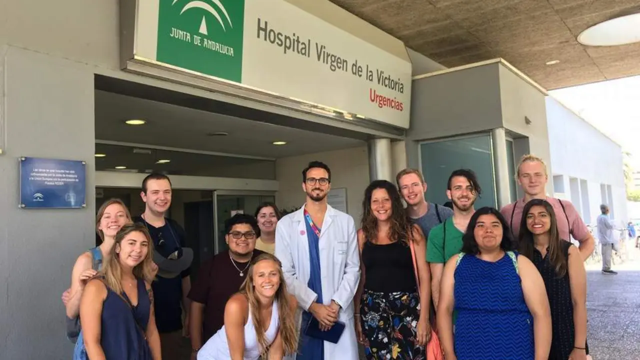 Estudiantes de USA conocen el sistema de salud en el Hospital Cl&iacute;nico