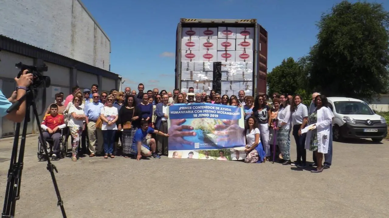 Los voluntarios de Madre Coraje ante el contenedor de ayuda humanitaria - Madre Coraje