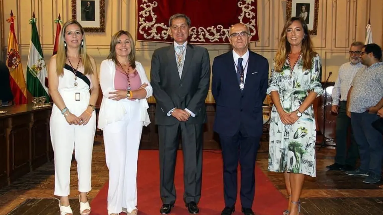 Ana Cristina G&oacute;mez (primera por la derecha) junto al resto de ediles. - Informaci&oacute;n.