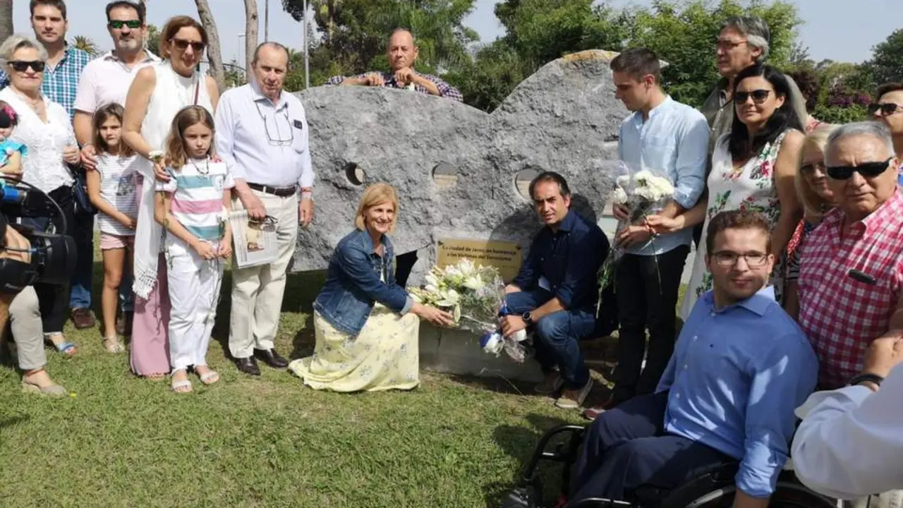 Garc&iacute;a Pelayo y Salda&ntilde;a depositando el ramo de flores ante el monumento de las v&iacute;ctimas del terrorismo - PP