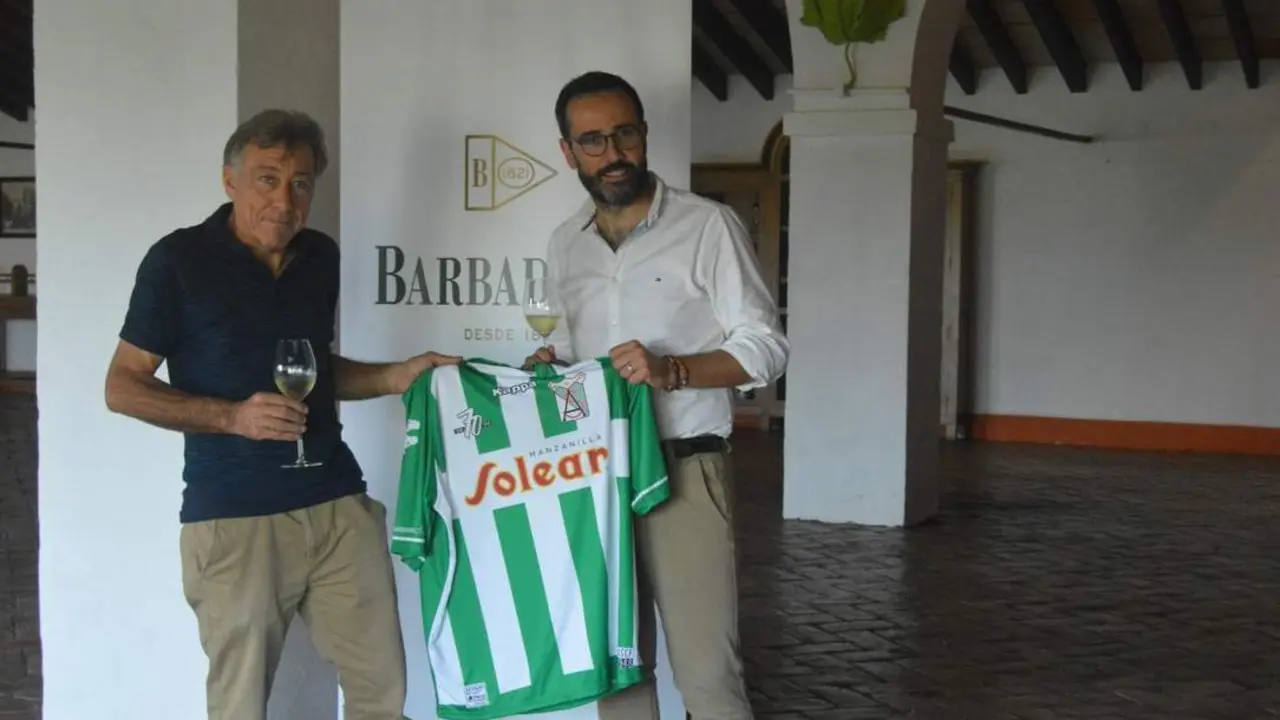 Claudio Ara&ntilde;&oacute; y Miguel Gonz&aacute;lez tras certificar el acuerdo - A. I.