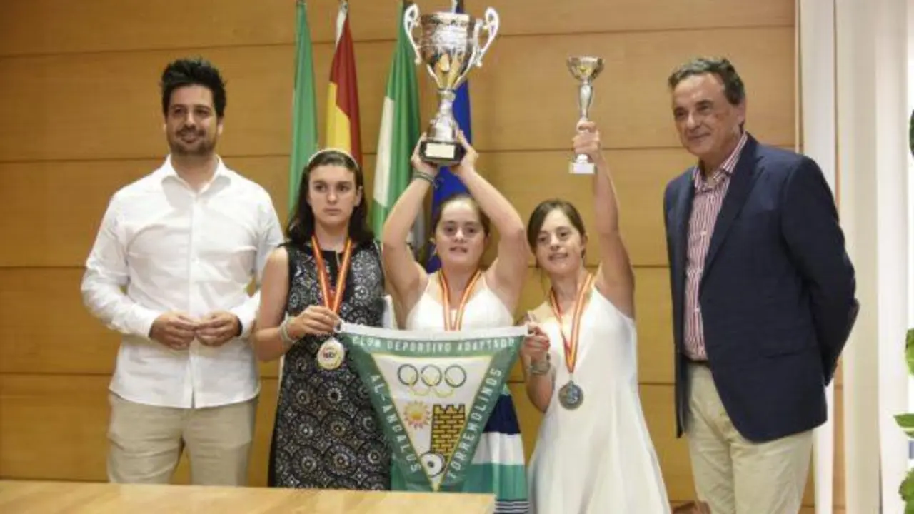 El alcalde y el edil de Deportes reciben a Mar&iacute;a Mar&iacute;n y Julia Fern&aacute;ndez. - ROHU