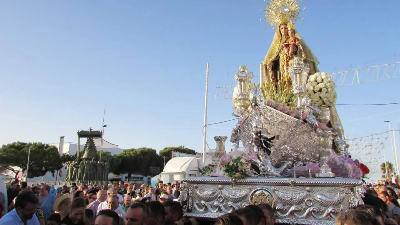 La Virgen del Carmen de Bajo de Gu&iacute;a junto al monumento de la Virgen del Roc&iacute;o - Ra&uacute;l J. Bustillos