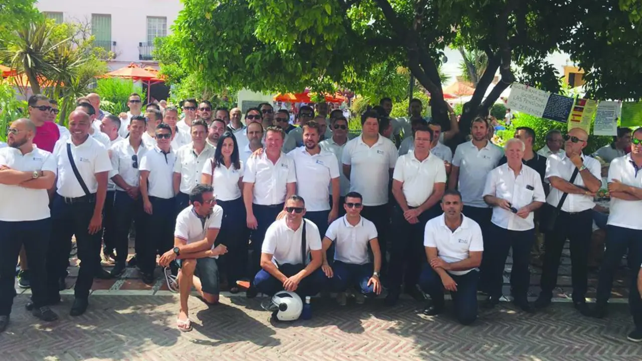 Los taxistas se concentraron el lunes a las puertas del Ayuntamiento para reclamar una soluci&oacute;n. - V.M.