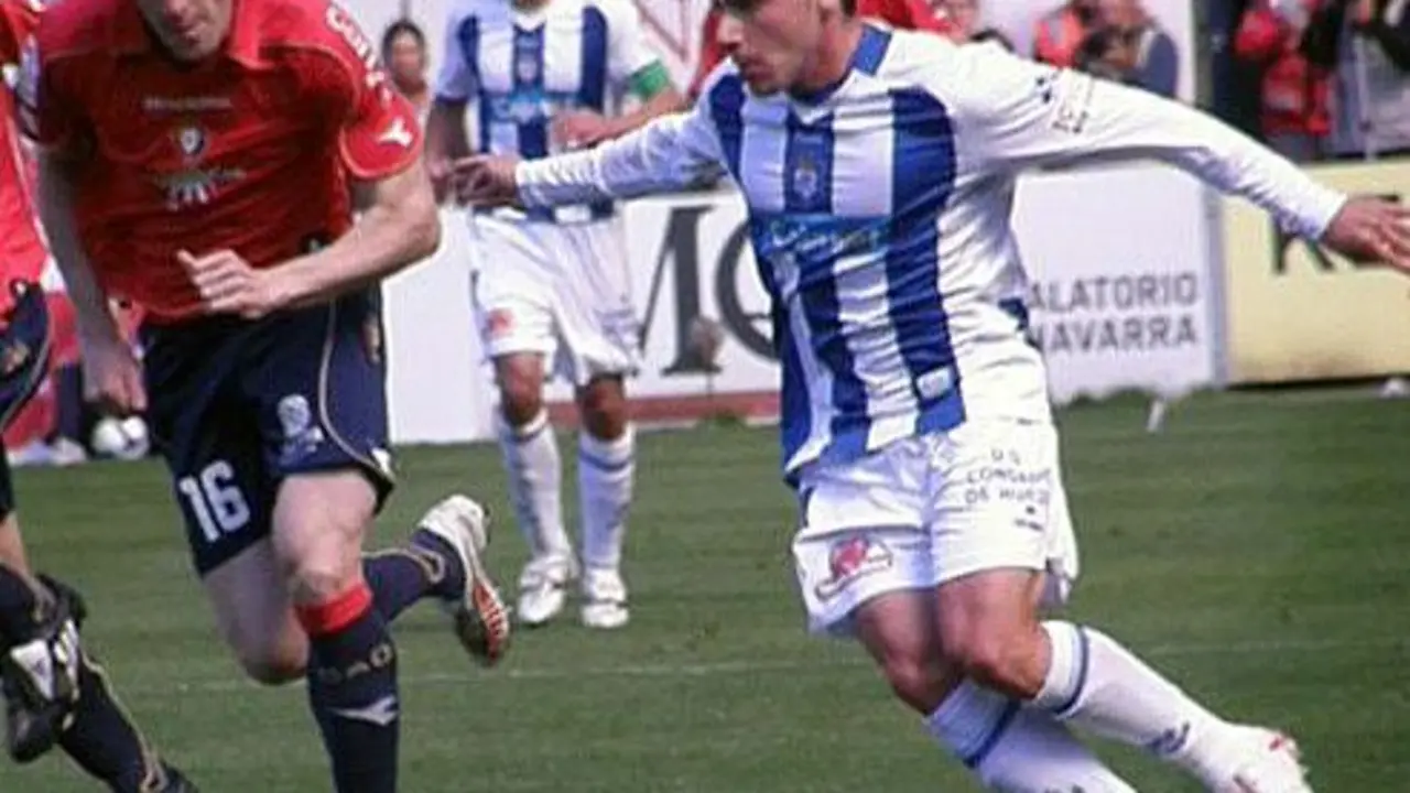 Adri&aacute;n Colunga conduce el bal&oacute;n el un partido ante Osasuna - 