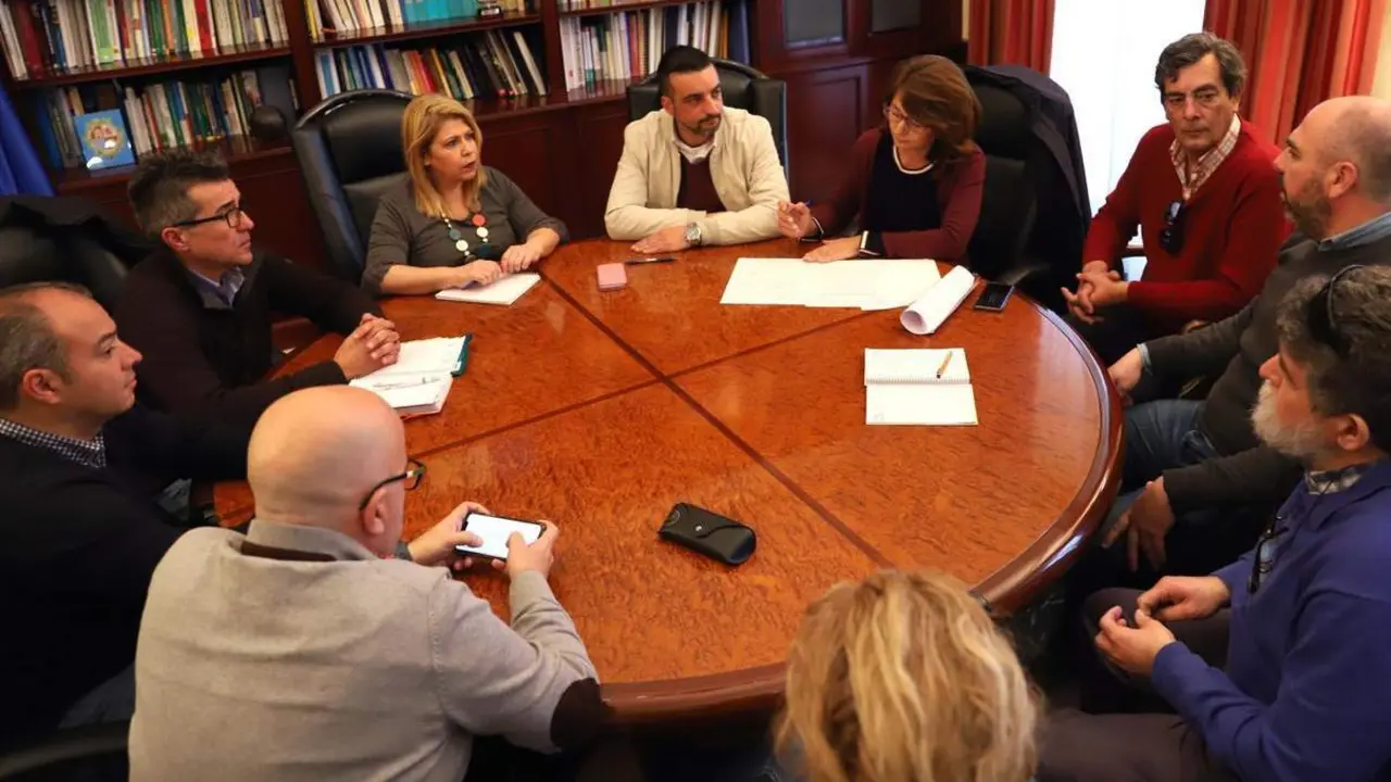 La alcaldesa reunida con los taxistas en una imagen de archivo - Viva