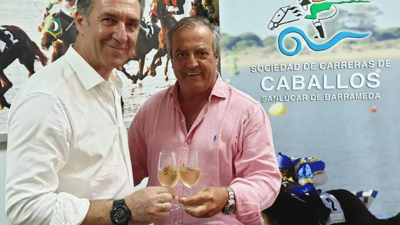 Paco P&eacute;rez y Rafael Hidalgo brindan con Manzanilla - A. I.