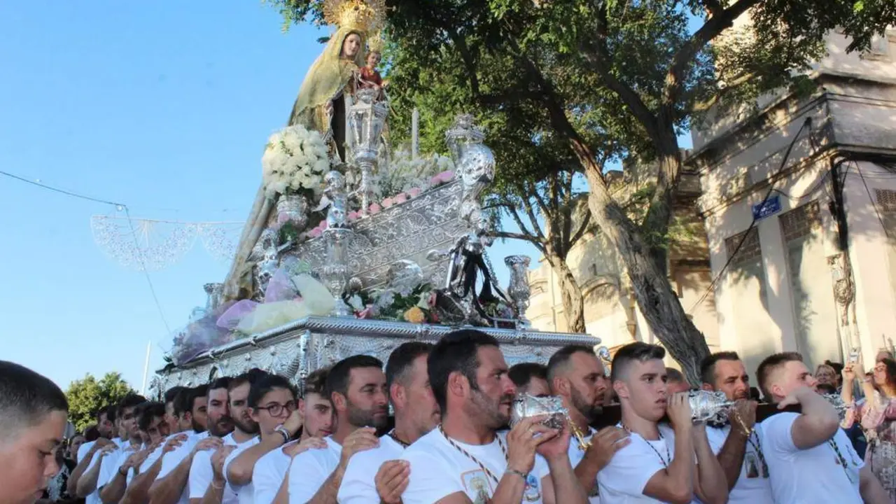 Los costaleros avanzan con la Virgen junto al Castillito - Ra&uacute;l J. Bustillos