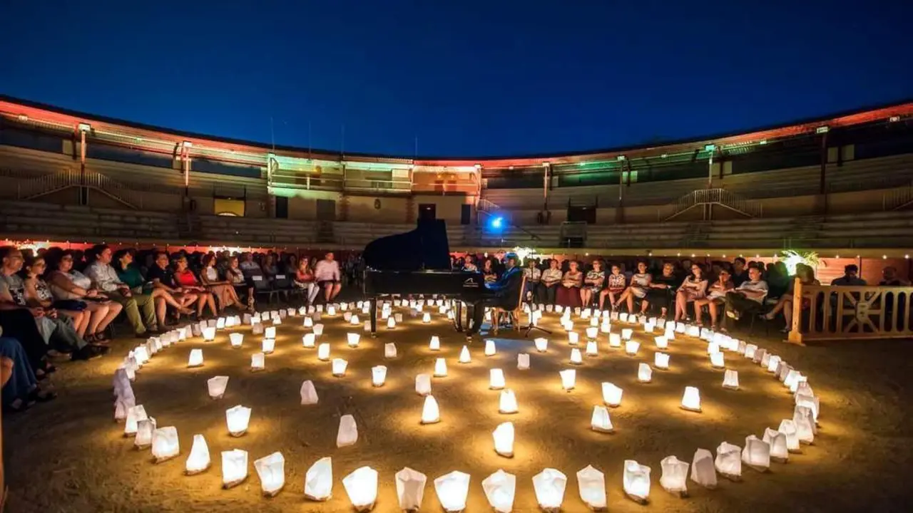 Evento '1 piano y 200 velas' en la Plaza de Toros de Torremolinos. - ROHU