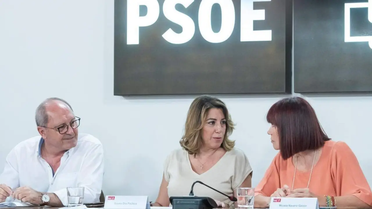 Jos&eacute; Cornejo, Susana D&iacute;az y Micaela Navarro, en la reuni&oacute;n ayer de la Comisi&oacute;n Ejecutiva del PSOE. - Ra&uacute;l Caro/EFE