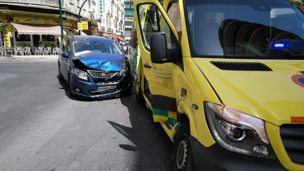 Accidente entre una ambulancia del 061 y un turismo en M&aacute;laga. - epes