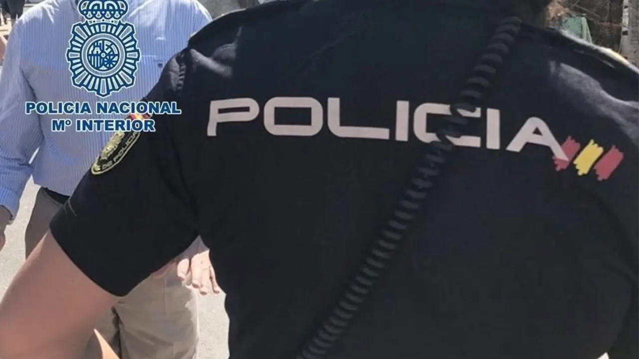 Polic&iacute;a Nacional. - EP