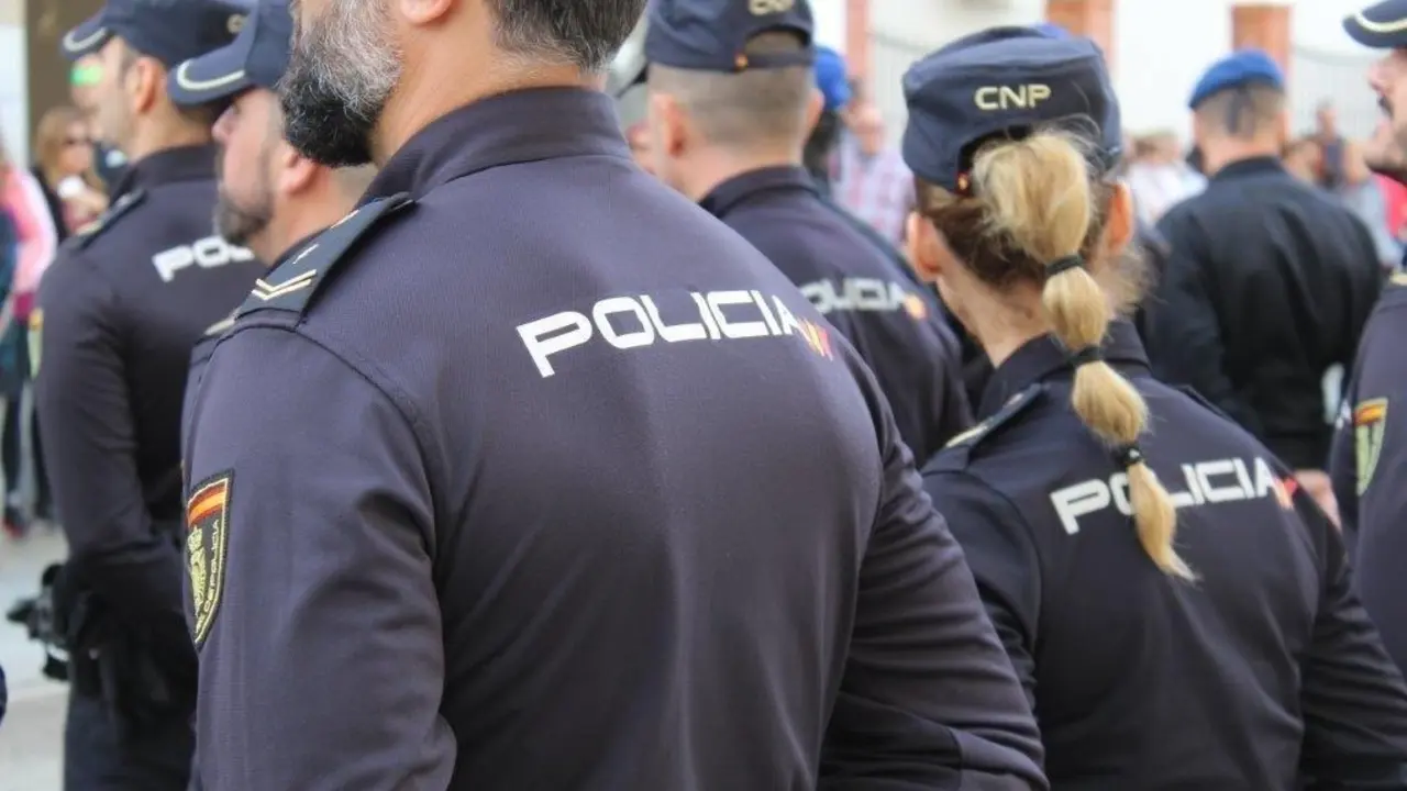 Polic&iacute;a Nacional. - EP