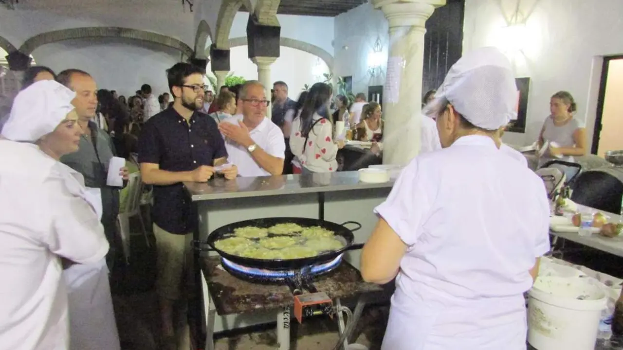 El I Concurso de Tortillas de Camarones acogi&oacute; a mucho p&uacute;blico - Ra&uacute;l J. Bustillos