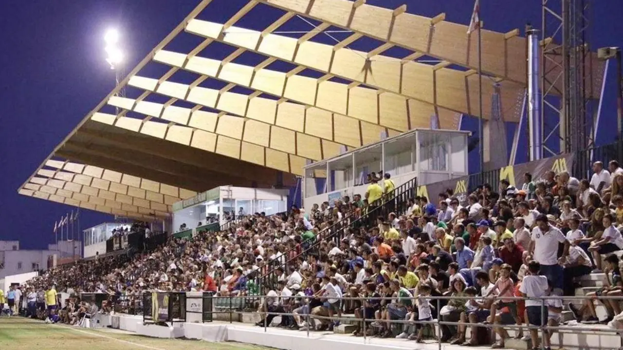 La grada principal de El Palmar en el amistoso Atl&eacute;tico Sanluque&ntilde;o - C&aacute;diz - ASCF