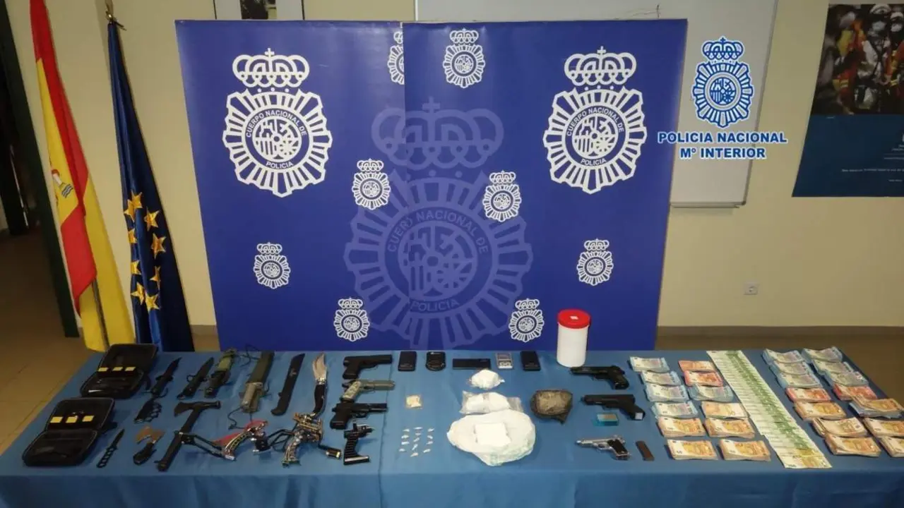 Droga, dinero y armas intervenidos. - EP