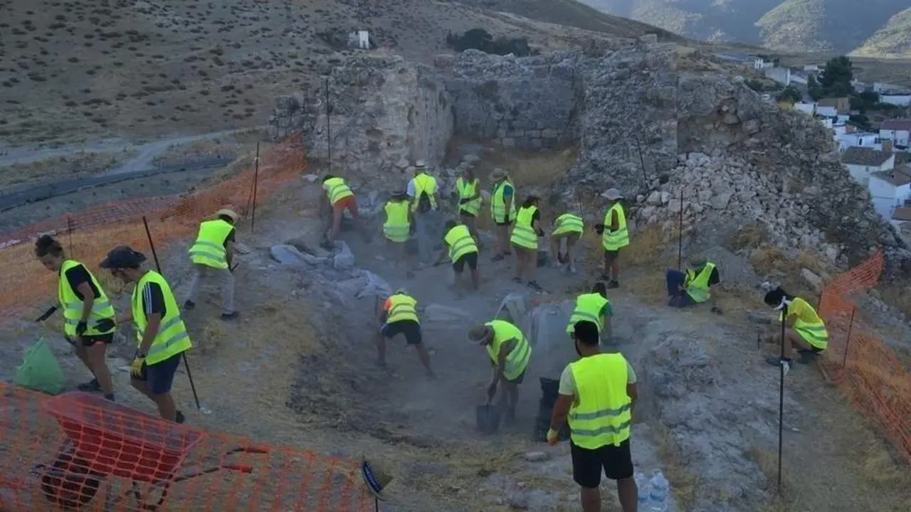 Voluntarios en el Castillo de Bedmar. - EP