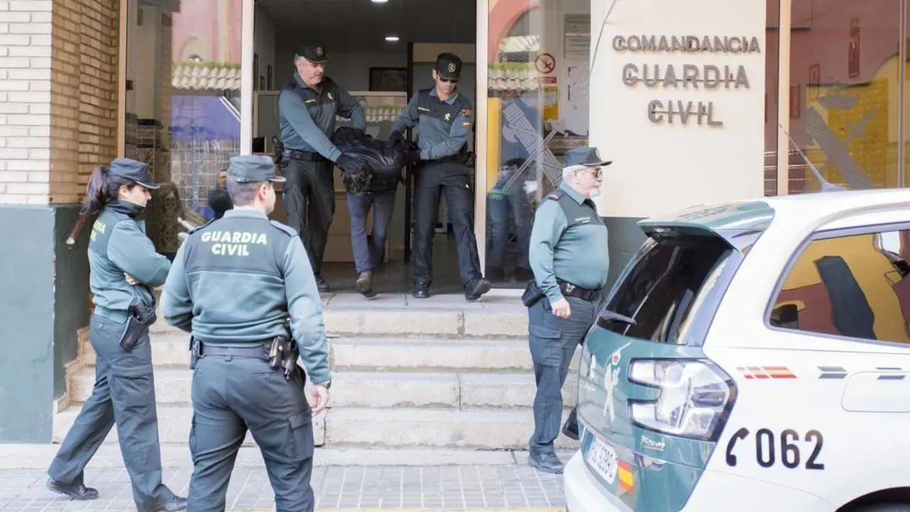 Bernardo Montoya sale de la Comandancia de la Guardia Civil de Huelva. - EP