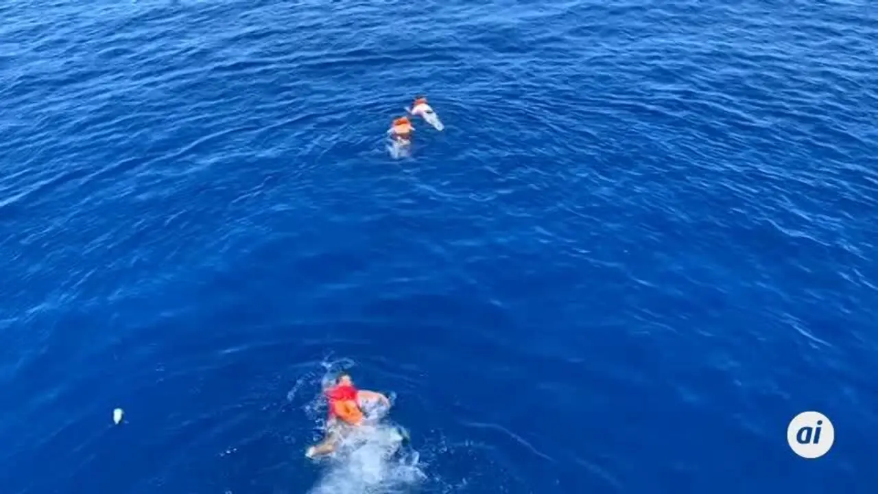 Algunos migrantes del Open Arms se lanzaron al mar para desembarcar