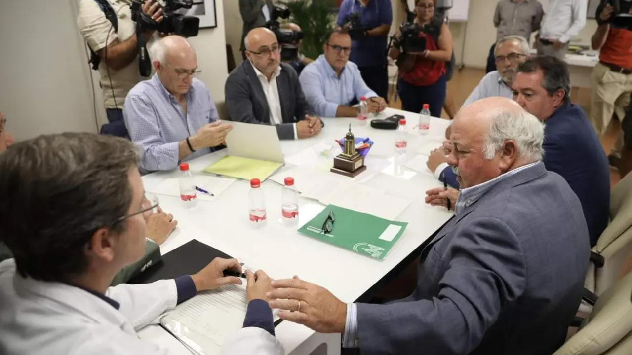 El consejero de Salud y el alcalde de Sevilla se re&uacute;nen por el brote de listeriosis. - EP
