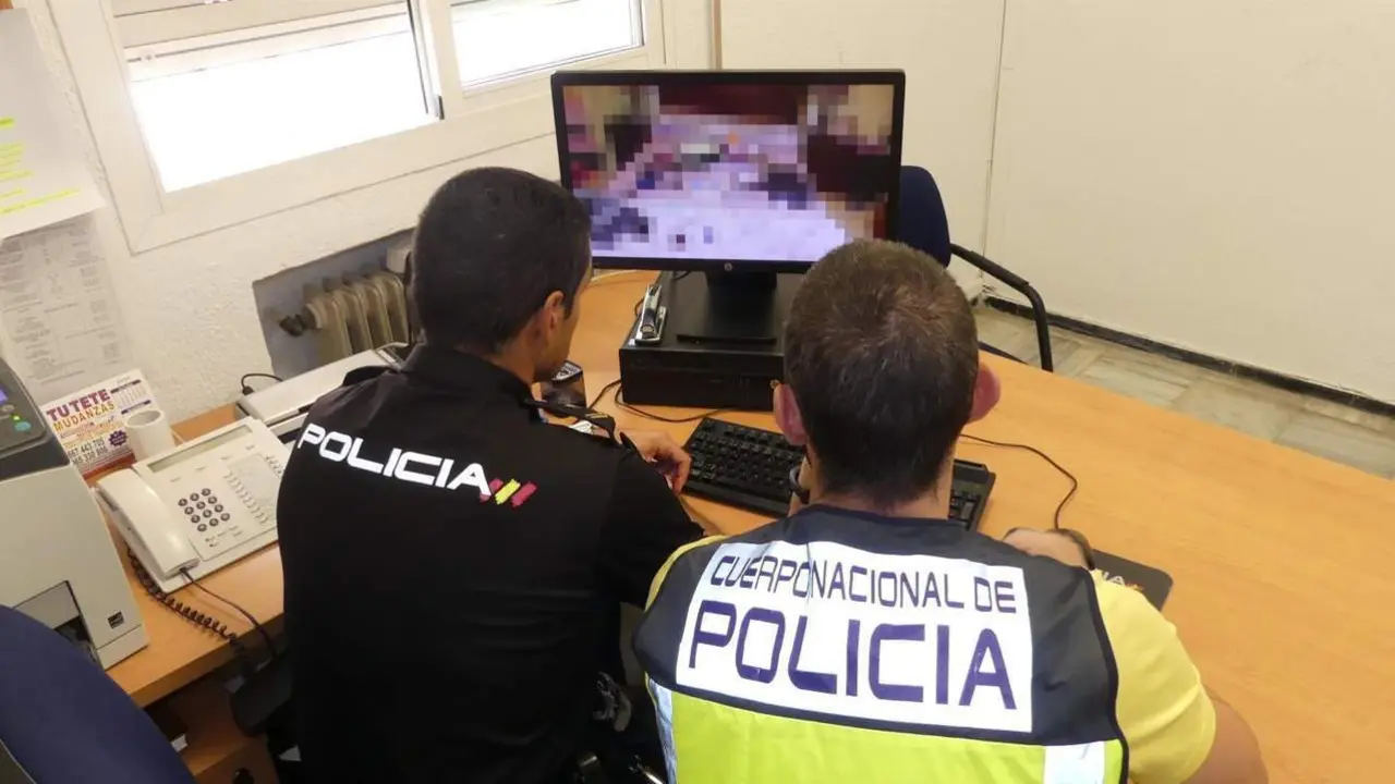 Polic&iacute;a Nacional. - EP