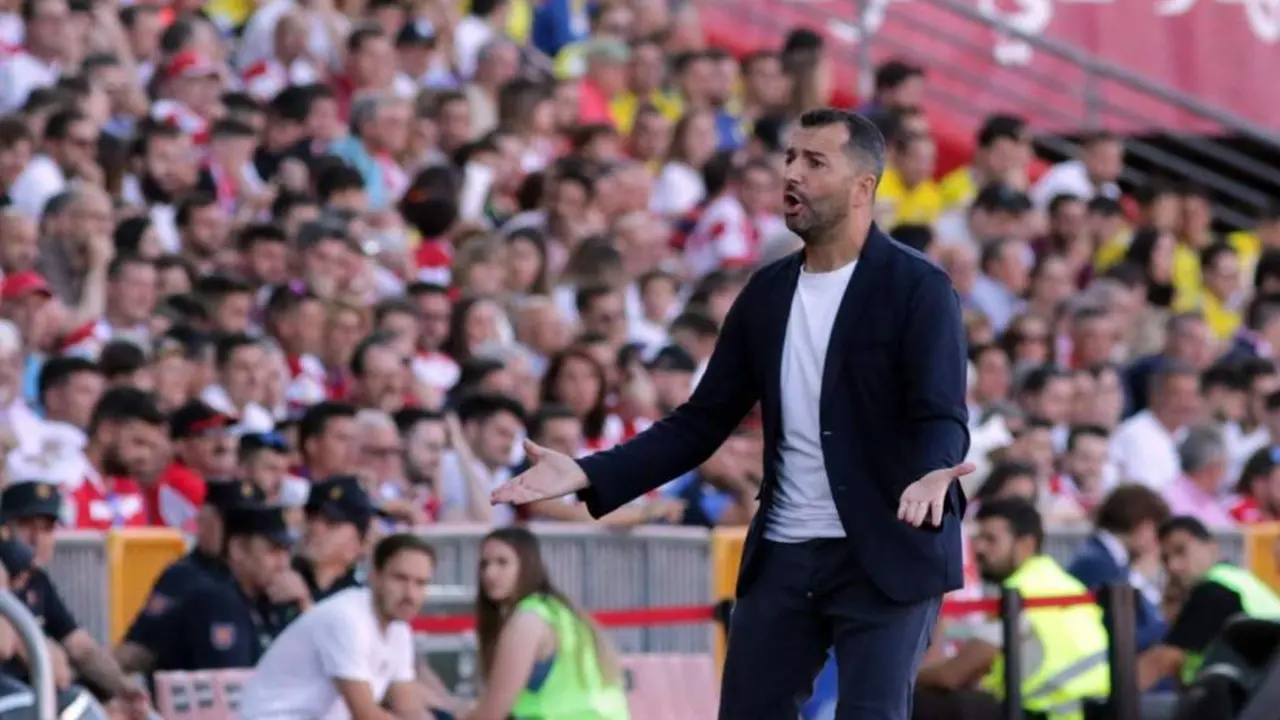 Diego Mart&iacute;nez, entrenador del Granada CF. - EFE