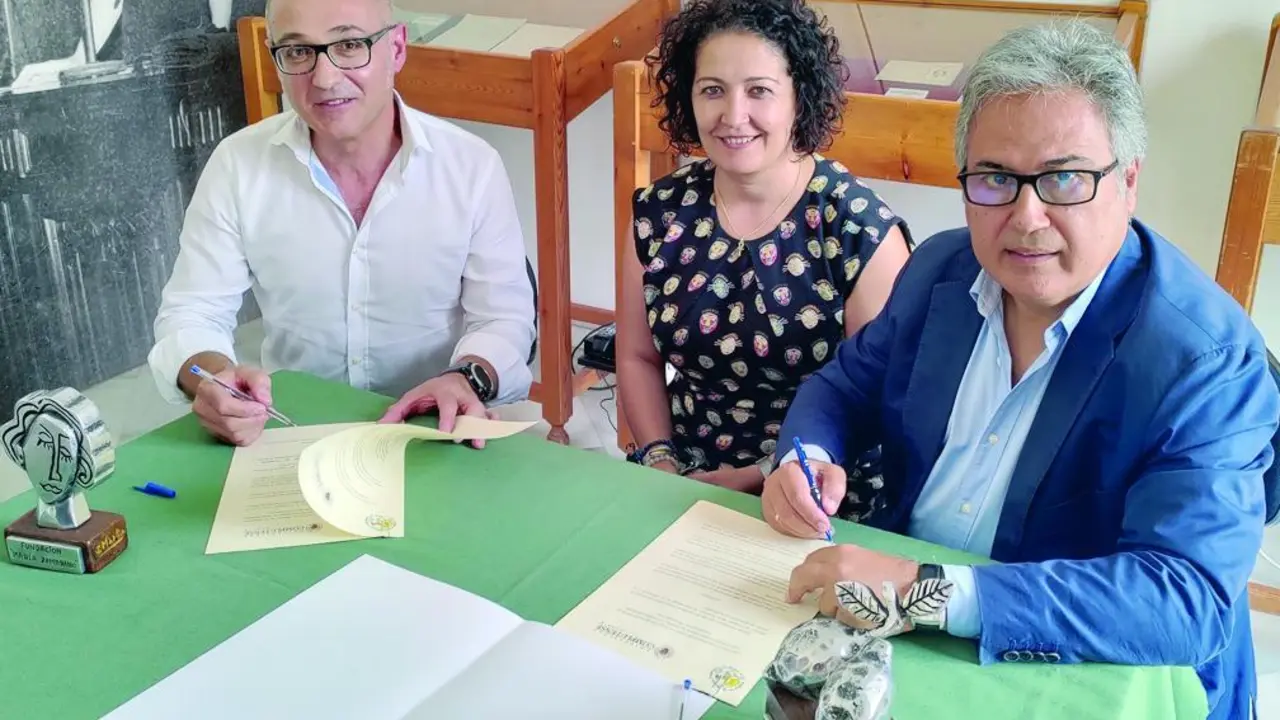 La concejala Cynthia Garc&iacute;a, junto a Juan Antonio Garc&iacute;a Galindo (D) y Juan Antonio Valor Y&eacute;benes. - V.M.