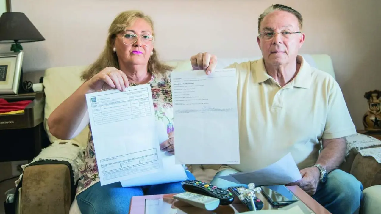 Esmeralda junto a su marido, muestra los documentos de su convalecencia - Rafael Dom&iacute;nguez
