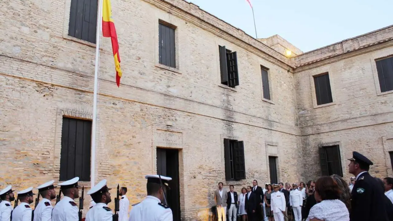 Un momento del arriado de la Bandera de Espa&ntilde;a - Ra&uacute;l J. Bustillos